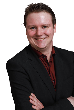 Ein Mann mit einem roten Hemd und einem Schwarzen Jackett. Es ist der Projektleiter.